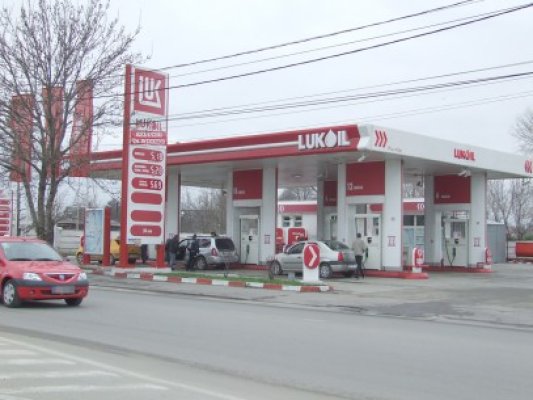 Lukoil te lasă să-ţi speli maşina singur